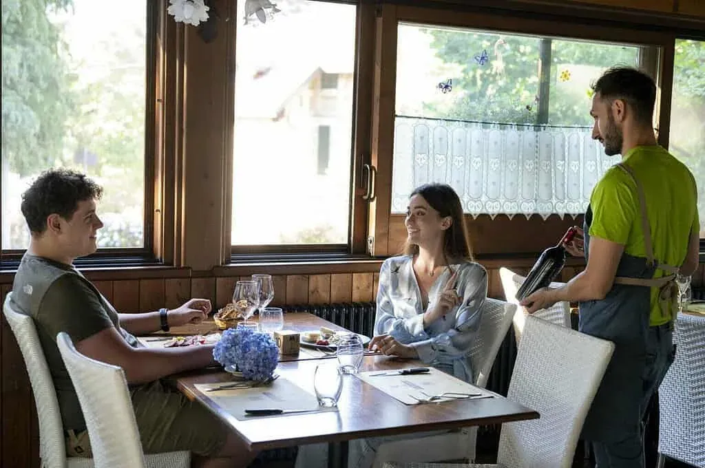 Retrieved from: www.alterrazzo.it Al terrazzo table with guests enjoying the food and wine
